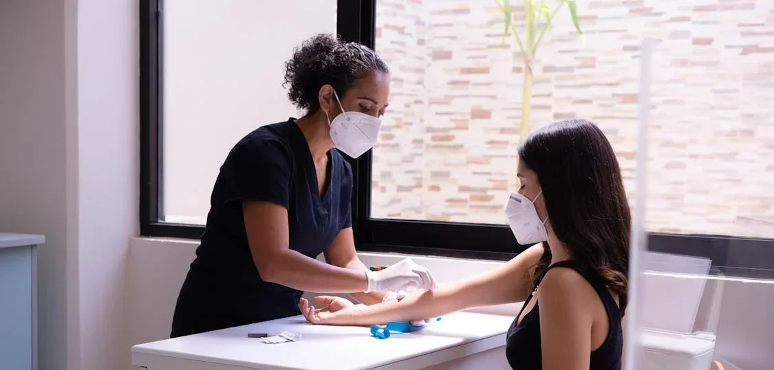Profesional sanitaria atendiendo a una paciente