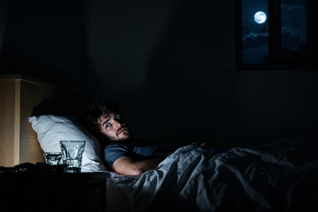 Persona con insomnio y consumo de alcohol antes de dormir